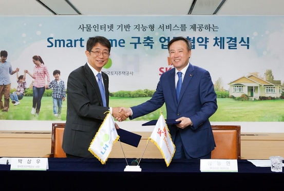 장동현 SK텔레콤 사장(오른쪽)과 박상우 LH 사장이 스마트홈 사업협력을 위한 양해각서(MoU)를 체결하고 있다. /SK텔레콤 제공