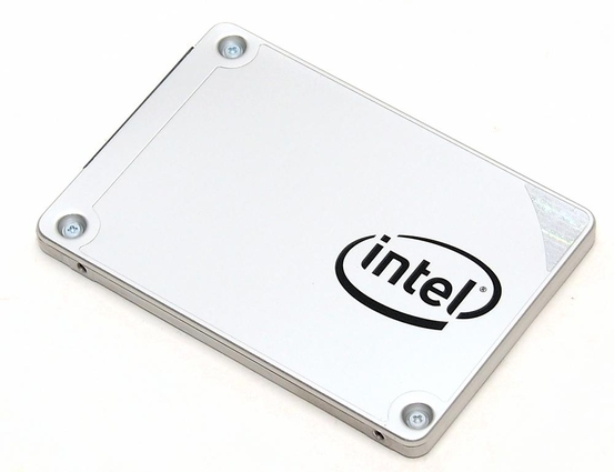 기존의 인텔 SSD처럼 심플한 은색 금속 하우징을 채택한 인텔 540s 시리즈 / 최용석 기자