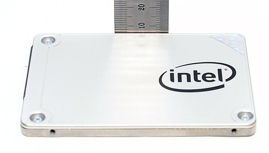 인텔 540s 2.5인치 SATA 타입 제품은 7mm의 슬림한 두께로 울트라북 등 노트북에도 장착할 수 있다. / 최용석 기자