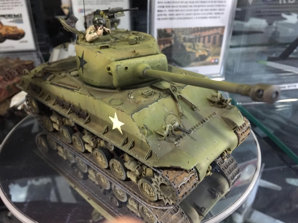 영화 '퓨리'에 나왔던 바로 그 탱크를 재현, 셔먼 M4A3