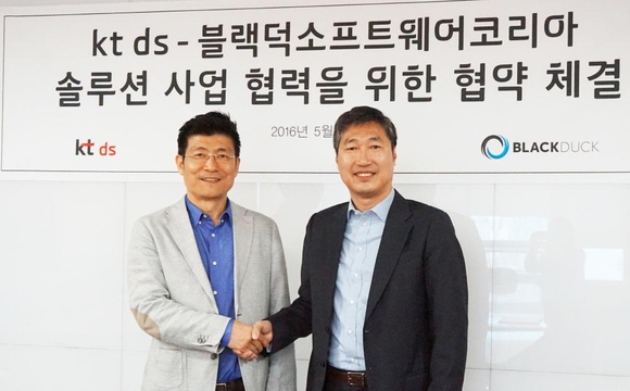 김지윤 KT DS SW기술연구소장(왼쪽)과 김택완 블랙덕소프트웨어코리아 대표. / KT DS 제공