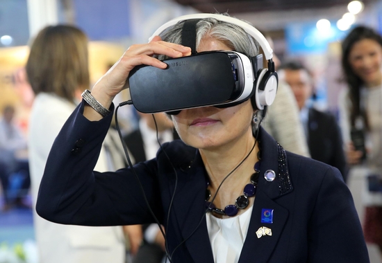 삼성전자가 터키 이스탄불에서 열린 제1회 세계 인도주의 정상회의에 유엔이 제작한 360도 VR 영상 시연을 위한 최신 VR 기기들을 지원했다. / 삼성전자 제공
