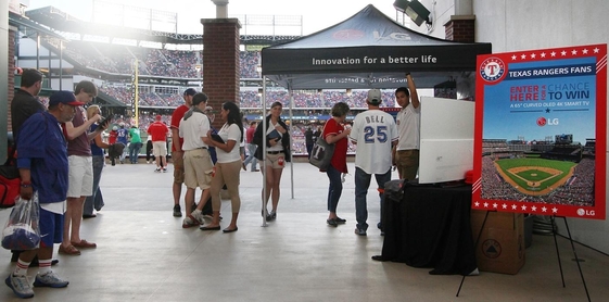 미국 텍사스 레인저스 야구 구장에 설치된 LG전자 올레드 TV 부스. / LG전자 제공