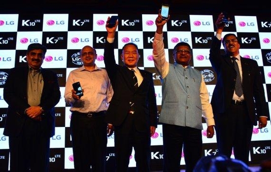 김기완 LG전자 인도법인장(왼쪽 세번째), 라비 샨카르 프라사드 정보통신부 장관(왼쪽 네번째) 등이 4월 뉴델리 한 호텔에서 개최된 K10. K7 출시 행사에서 제품을 소개하고 있다. / LG전자 제공