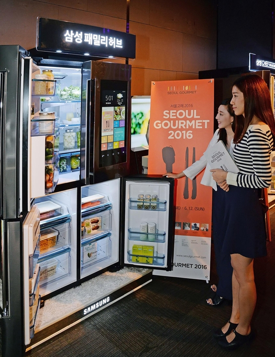 서울 고메 2016 마스터클래스 현장에 전시된 삼성전자 패밀리 허브 냉장고. / 삼성전자 제공