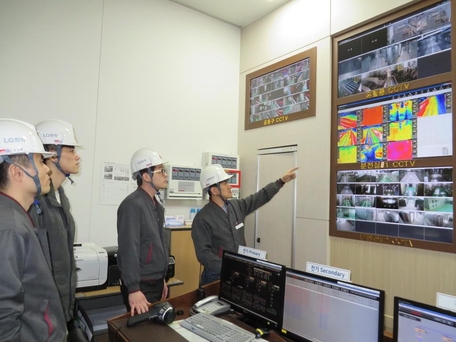 LG화학 오창1공장 직원들이 중앙관제소에서 열화상 카메라로 전력설비를 실시간 모니터링하고 있다. / 플리어시스템 제공