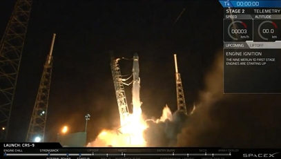 스페이스X의 팔콘9 로켓이 카운트다운을 마친 후 발사되고 있다. / 유튜브 캡처