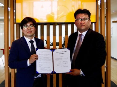 박상호 지란지교소프트 사업부장(왼쪽)과 김현석 SBCK 클라우드사업 총괄 실장이 계약을 체결하고 기념사진을 찍었다. / 지란지교소프트 제공