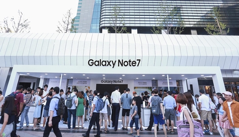 8월 6일 서울 삼성동 코엑스 몰에 마련된 행사장에서 많은 소비자가 '갤럭시 노트7'의 기능을 체험하고 있다. / 삼성전자 제공