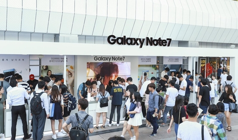 서울 삼성동 코엑스 몰에 마련된 갤럭시노트7 사전예약 행사장에서 소비자가 제품을 체험하고 있다. / 삼성전자 제공