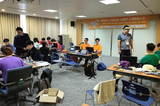 K-ICT 스마트 디바이스톤 참가자들의 제작 현장. / 차주경 기자