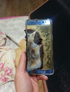충전 중 화재가 발생한 삼성전자 갤럭시노트7 모습. / 인터넷 커뮤니티 캡처