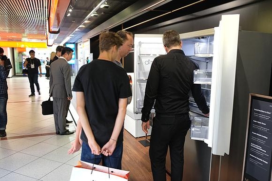 독일 가전 매장 ‘자툰’ 베를린점에서 LG 시그니처 냉장고를 체험 중인 독일 시민들. / 베를린=차주경 기자