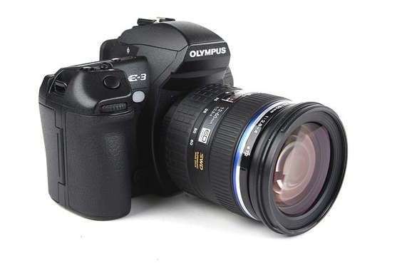 기자가 사용하던 올림푸스 포서즈 DSLR 카메라 E-3와 주이코 디지털 12-60mm F2.8-4 SWD 렌즈. / 차주경 기자