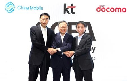 왼쪽부터 샹빙 차이나모바일 회장, 황창규 KT 회장, 요시자와 카즈히로 NTT도코모 대표. /  KT 제공