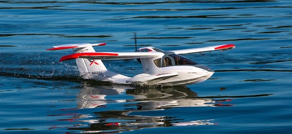 ‘아이콘 A5’는 물 위에서 이착륙이 가능하다. / 호라이즌하비 제공