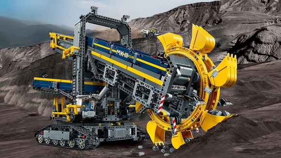 실제 광산용 굴착기를 바탕으로 만들어진 레고 테크닉 ‘버킷 휠 엑스케베이터’. / 레고 제공