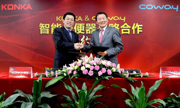 김용성 코웨이 해외사업본부장(우)과 니우 웨이 둥 (Niu Wei Dong) 콩카 스마트가전 총재(좌). / 코웨이 제공