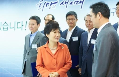 박근혜 대통령과 이재용 삼성전자 부회장이 마주보며 대화를 나누고 있다. / 청와대 제공