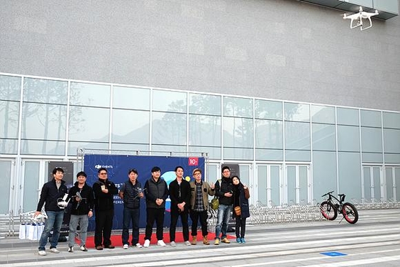 DJI 매빅 프로, 팬텀 등 드론을 체험 중인 행사 참가자들. / 차주경 기자