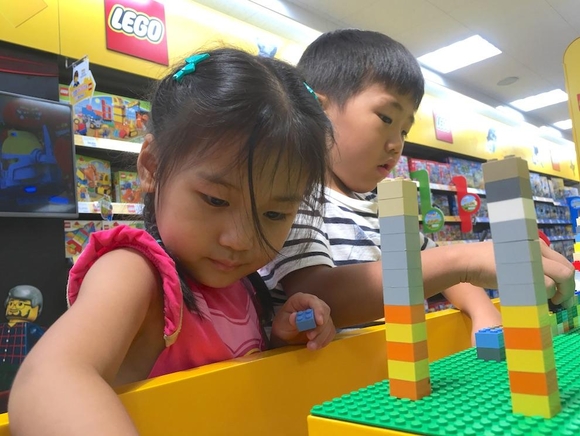 이마트 내부의 레고 코너는 브릭 상품과 함께 아이들이 레고를 가지고 놀 수 있는 체험존이 마련되어 있다. / 김형원 기자