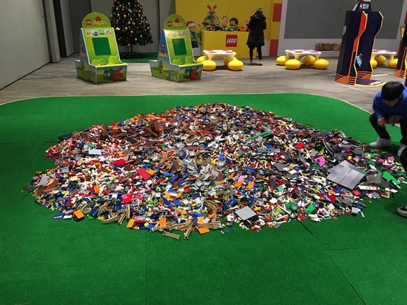 넓은 바닥에 앉아 수북히 쌓여 있는 레고 브릭을 이용해 아이들이 자신만의 레고 창작품을 만들 수 있다. / 김형원 기자