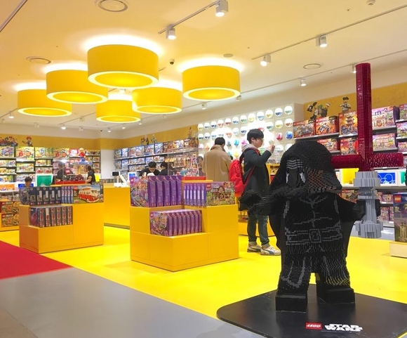 레고 공식 스토어는 레고가 지정한 인테리어 디자인과 소품, 전시품이 들어선다. / 김형원 기자