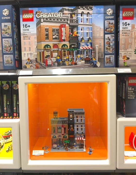 레고 전시품 위에는 전시품과 동일한 상품이 놓여진다. / 김형원 기자