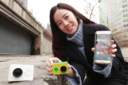 SK텔레콤 직원이 스마트폰에서 구동되는 ‘T뷰 라이브’ 앱과 샤오이 액션캠을 소개하고 있다. / SK텔레콤 제공