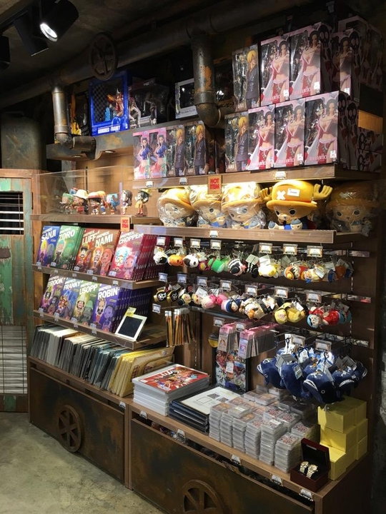 카페 드 원피스에는 음료와 디저트 외에도 각종 원피스 캐릭터 상품을 판매하고 있다. / 김형원 기자