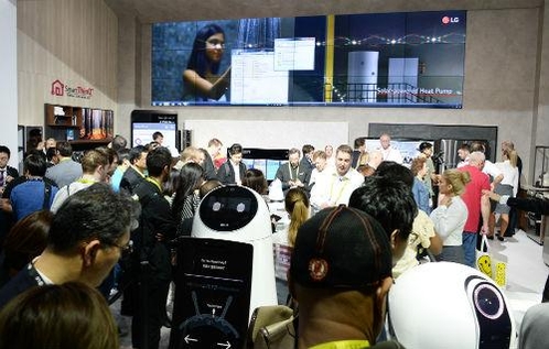 LG전자의 로봇 공간에서 관람객들이 시연을 해보고 있다. / LG전자 제공