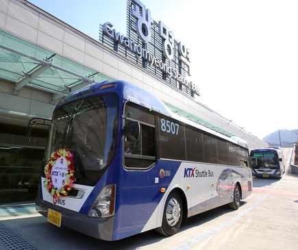 현대차 유니버스가 사당역과 광명역을 운행하는 'KTX 셔틀버스'로 공급됐다. / 현대자동차 제공