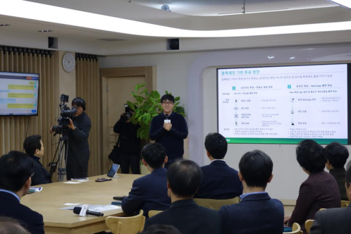  김종환 블로코 대표가 블록체인 기술을 활용한 온라인 투표 시스템인 ‘코인스택 스마트컨트랙트를 소개하고 있다. / 블로코 제공
