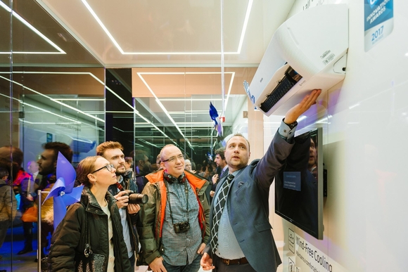 유럽 소비자들이 삼성전자 벽걸이 무풍에어컨을 시연하고 있다. / 삼성전자 제공
