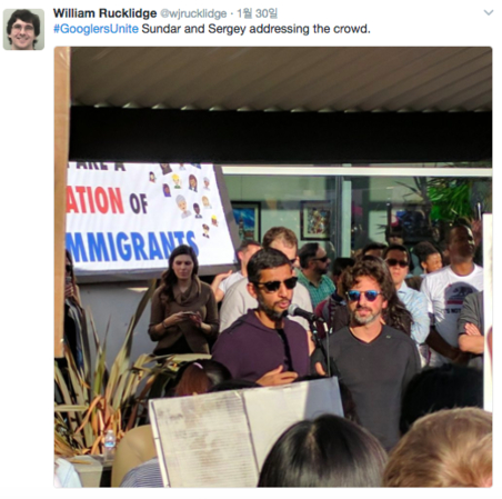 이민자 출신인 구글 공동창업자 세르게이 브린과 순다 피차이 CEO가 30일(현지시각) 구글 본사에서 열린 트럼프의 반이민 행정 명령 반대 시위에 참석했다. / 트위터 갈무리