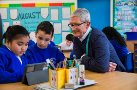 팀 쿡 애플 CEO가 가짜 뉴스 확산 방지를 위해 IT업계가 나서야 한다고 주장했다. 사진은 영국을 방문 중인 팀 쿡 CEO가 코딩 교육을 받고 있는 초등학생을 지켜보는 모습 / 트위터 갈무리