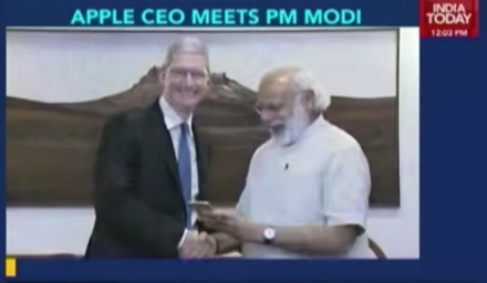 애플이 인도 시장 공략을 위해 인도 현지에 아이폰SE 조립 공장을 세우고 있다. 사진은 지난해 5월 인도 나렌드라 모디 총리와 만남을 가진 팀 쿡 애플 CEO / 인디아 투데이 유튜브 갈무리