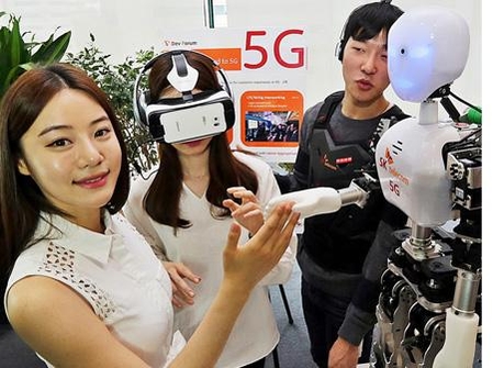 SK텔레콤은 서울 을지로에 있는 T타워 본사에서 5G 기반으로 작동하는 로봇·VR 등을 시연했다. 이 로봇은 일상 생활에 5G가 어떻게 쓰이는 지를 보여주는 콘셉형 제품이다. / SK텔레콤 제공