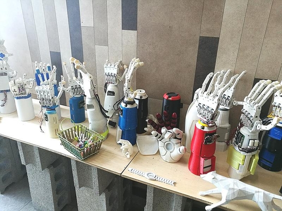 이상호 만드로 대표가 제작한 3D 프린팅 전자 의수들. / 차주경 기자