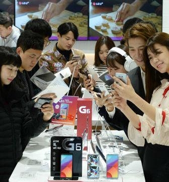 남대문에 위치한 한 이동통신사 매장 방문객들이 LG G6를 체험하고 있다. / LG전자 제공