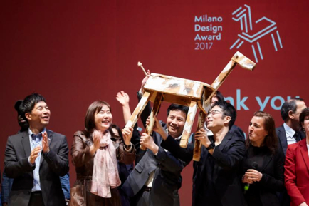  LG직원들이 밀라노 디자인 위크 2017에서 대상을 수상하고 기뻐하고 있다 / LG 제공