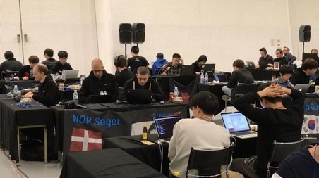 코드게이트 2017 국제해킹방어대회에 참가한 세계 각국 화이트 해커들이 문제 풀이에 집중하고 있다. / 노동균 기자
