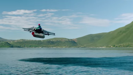 래리 페이지 구글 창업자의 후원을 받고 있는 스타트업 ‘키티 호크'가 개발한 하늘을 나는 자동차가 미국 캘리포니아주 호주 위에서 시범 비행하고 있는 모습 / 유튜브 갈무리