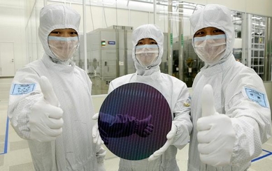 삼성전자 중국 시안 반도체 공장에서 직원들이 낸드플래시 메모리 기판을 들어 보이고 있다. / 삼성전자 제공