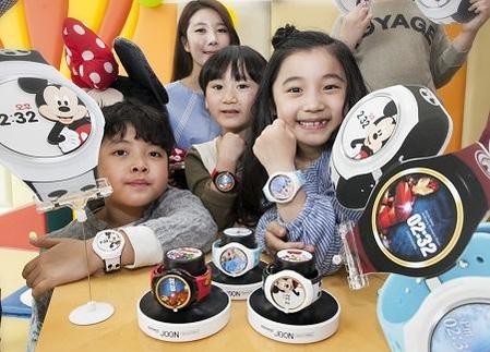 어린이들이 캐릭터가 들어간 시계형 키즈폰을 보이고 있다. / SK텔레콤 제공