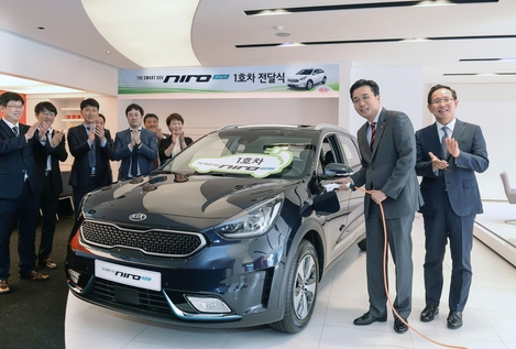 니로 PHEV 1호차 주인공 김유석씨(오른쪽에서 두 번째)와 우양훈 기아차 판매사업부장(맨 오른쪽)이 기념 촬영을 하고 있다. / 기아자동차 제공