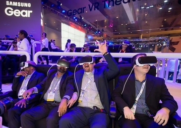 삼성 기어 VR 체험장에서 관람객들이 헤드마운트 디스플레이를 착용하고 가상현실을 체험하고 있다. / 삼성전자 제공