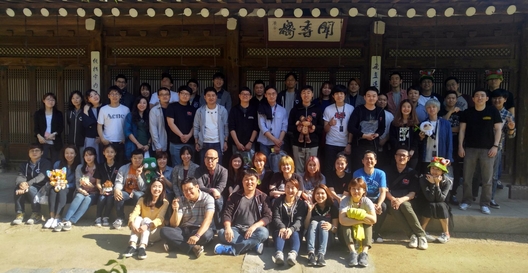 한국문화 지킴이로 불리는 라이엇 게임즈의 임직원들이 5월 17일 종로구에 위치한 ‘한국의 집’을 찾아 전통문화체험 프로그램에 참여했다. / 라이엇 게임즈 제공