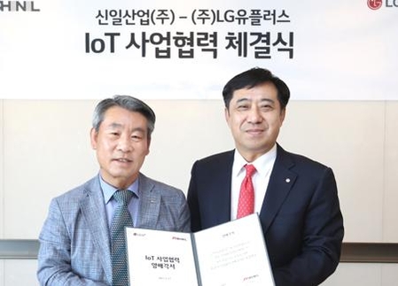 김권 신일산업 대표(왼쪽)와 안성준 LG유플러스 IoT부문 전무. / LG유플러스 제공