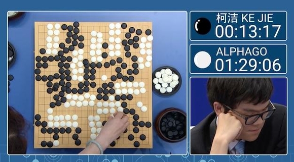 중국 바둑 프로 9단 커제와 인공지능 바둑 프로그램 ‘알파고 2.0’이 5월 23일 첫 번째 대결을 펼쳤으며, 경기는 알파고 2.0의 승리로 마무리됐다. / 유튜브 캡처